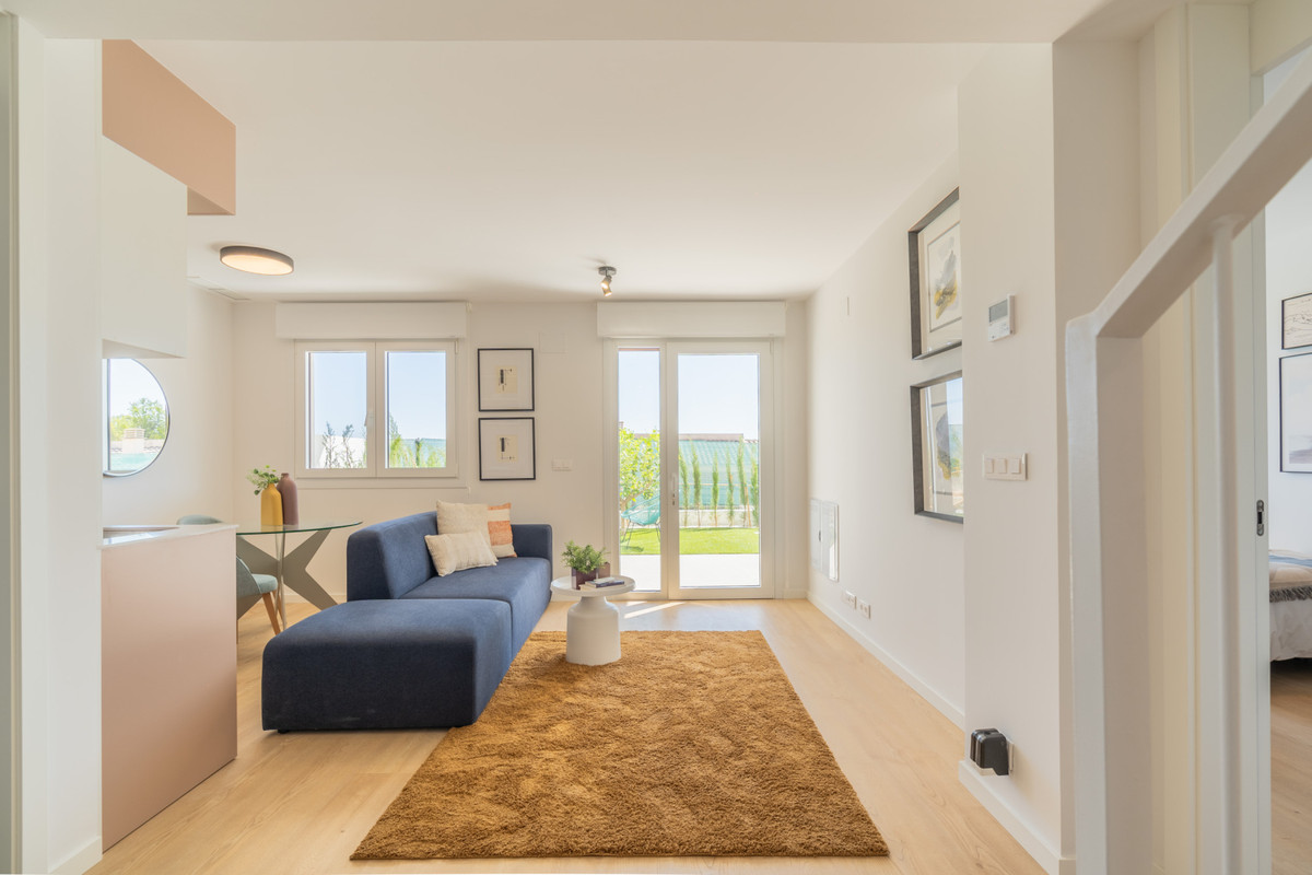 Exclusiva Villa en La Nucia: Vistas Bahía y Lujo, Villa de lujo obra nueva en La Nucia, Alicante. 4 hab, 3 baños. Vistas panorámicas al mar, diseño mediterráneo, sostenible y con todas las comodidades. ¡Oportun
