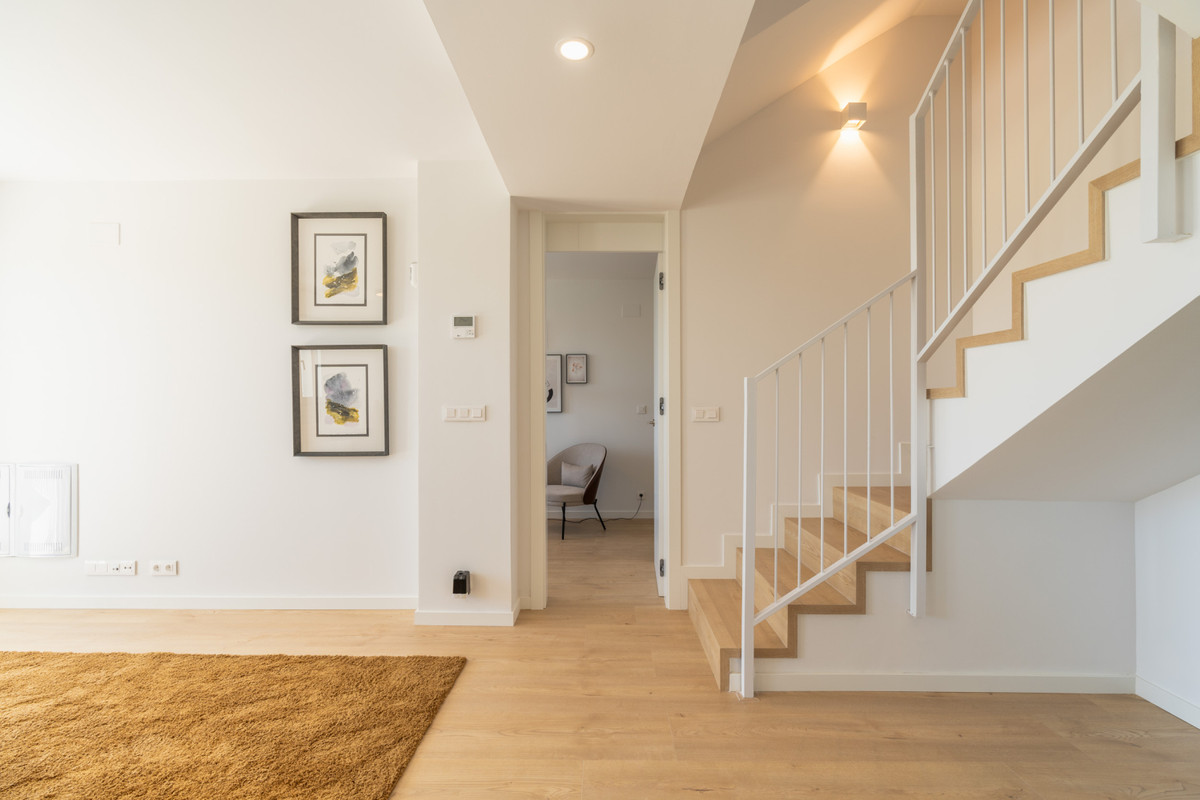 Exclusiva Villa en La Nucia: Vistas Bahía y Lujo, Villa de lujo obra nueva en La Nucia, Alicante. 4 hab, 3 baños. Vistas panorámicas al mar, diseño mediterráneo, sostenible y con todas las comodidades. ¡Oportun