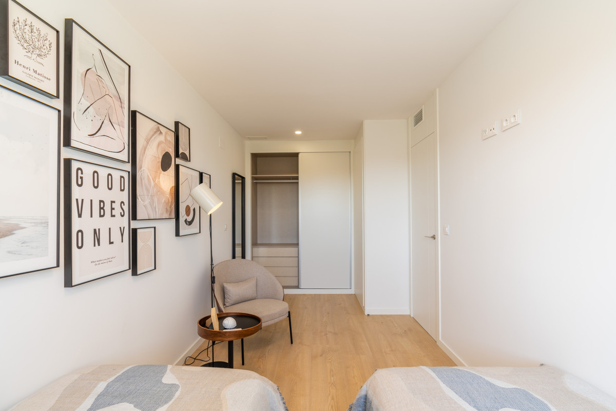 Exclusiva Villa en La Nucia: Vistas Bahía y Lujo, Villa de lujo obra nueva en La Nucia, Alicante. 4 hab, 3 baños. Vistas panorámicas al mar, diseño mediterráneo, sostenible y con todas las comodidades. ¡Oportun