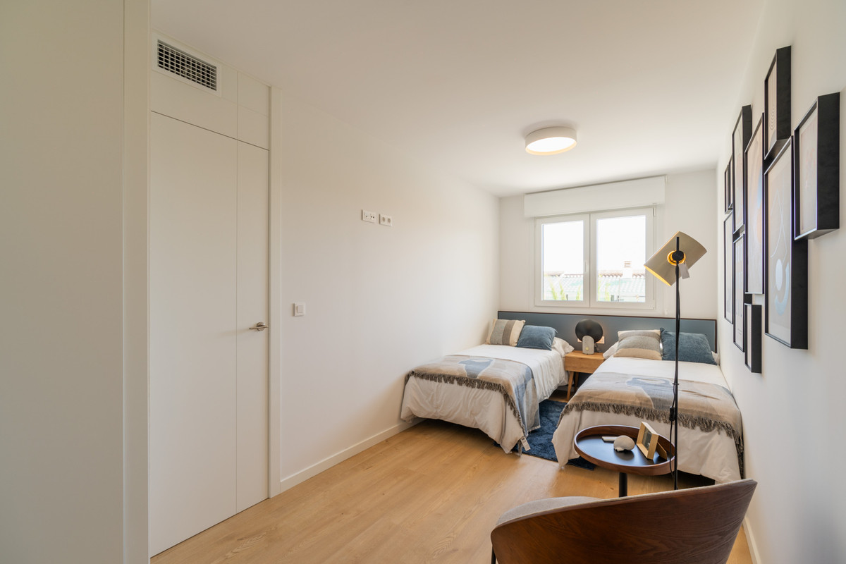Exclusiva Villa en La Nucia: Vistas Bahía y Lujo, Villa de lujo obra nueva en La Nucia, Alicante. 4 hab, 3 baños. Vistas panorámicas al mar, diseño mediterráneo, sostenible y con todas las comodidades. ¡Oportun