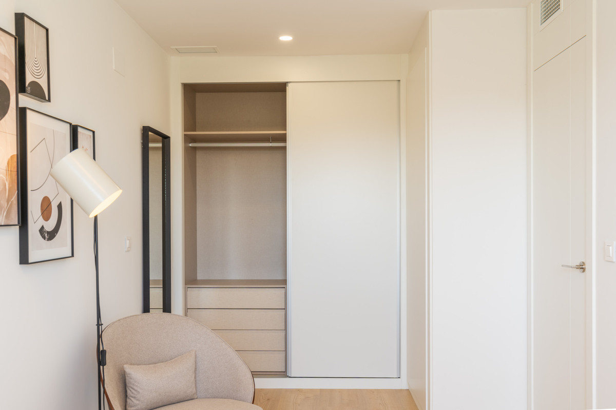 Exclusiva Villa en La Nucia: Vistas Bahía y Lujo, Villa de lujo obra nueva en La Nucia, Alicante. 4 hab, 3 baños. Vistas panorámicas al mar, diseño mediterráneo, sostenible y con todas las comodidades. ¡Oportun