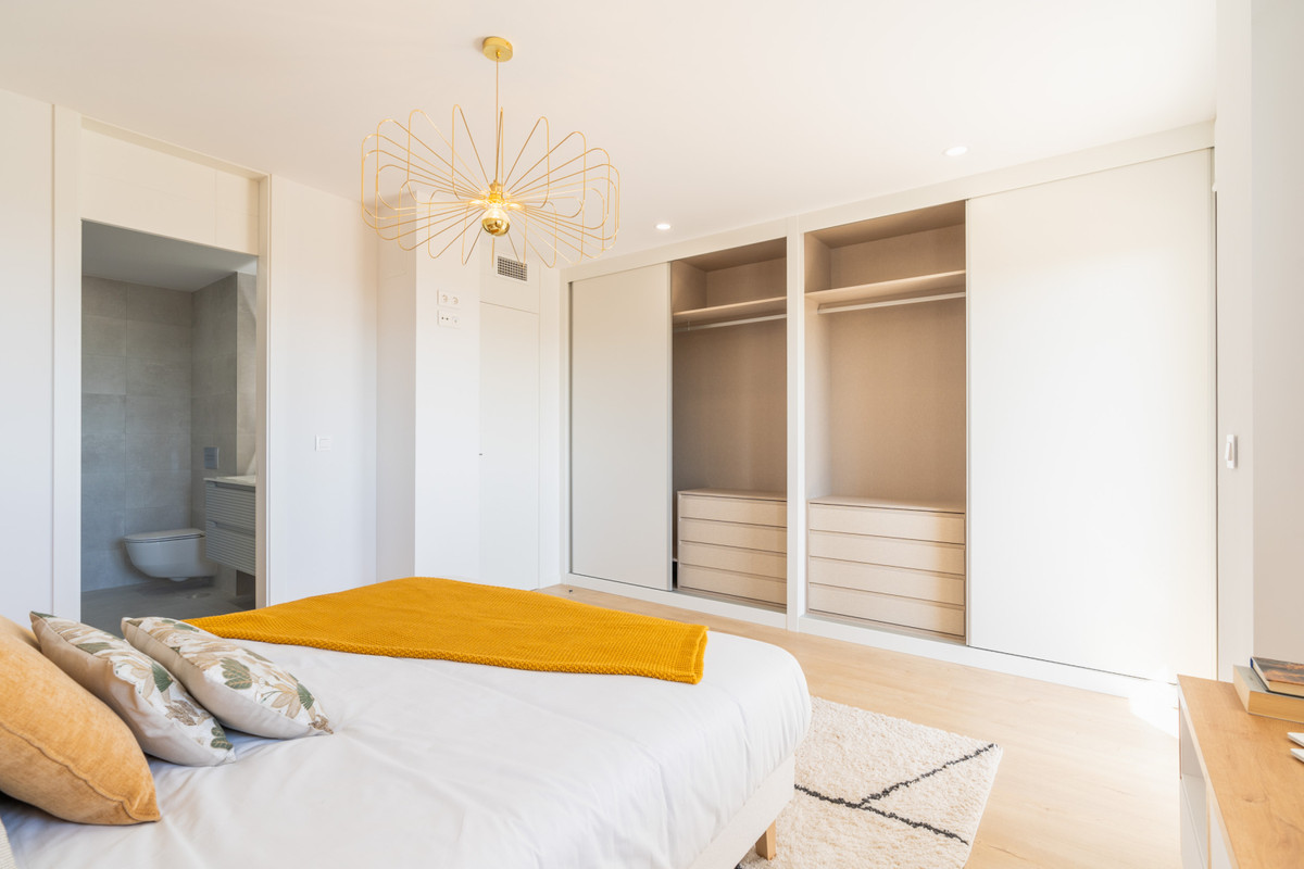 Exclusiva Villa en La Nucia: Vistas Bahía y Lujo, Villa de lujo obra nueva en La Nucia, Alicante. 4 hab, 3 baños. Vistas panorámicas al mar, diseño mediterráneo, sostenible y con todas las comodidades. ¡Oportun
