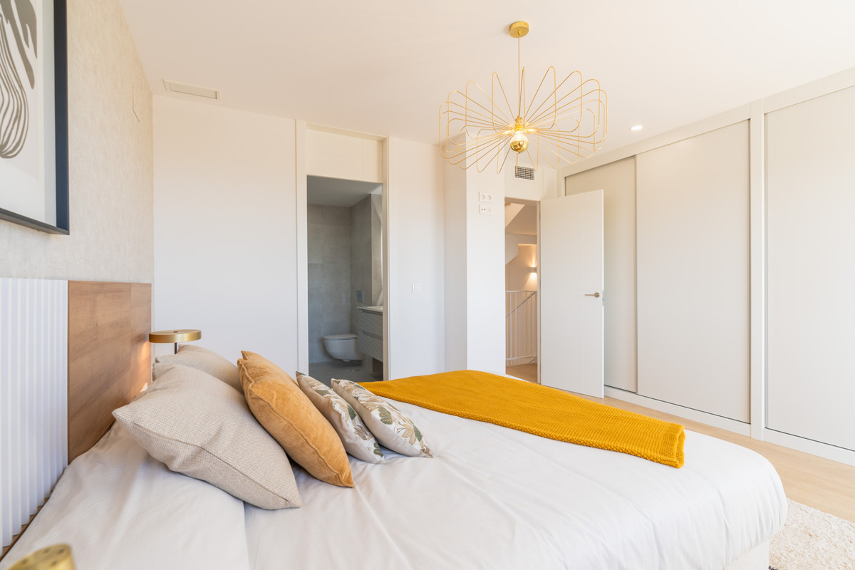Exclusiva Villa en La Nucia: Vistas Bahía y Lujo, Villa de lujo obra nueva en La Nucia, Alicante. 4 hab, 3 baños. Vistas panorámicas al mar, diseño mediterráneo, sostenible y con todas las comodidades. ¡Oportun