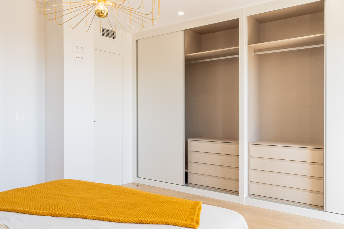 Exclusiva Villa en La Nucia: Vistas Bahía y Lujo, Villa de lujo obra nueva en La Nucia, Alicante. 4 hab, 3 baños. Vistas panorámicas al mar, diseño mediterráneo, sostenible y con todas las comodidades. ¡Oportun