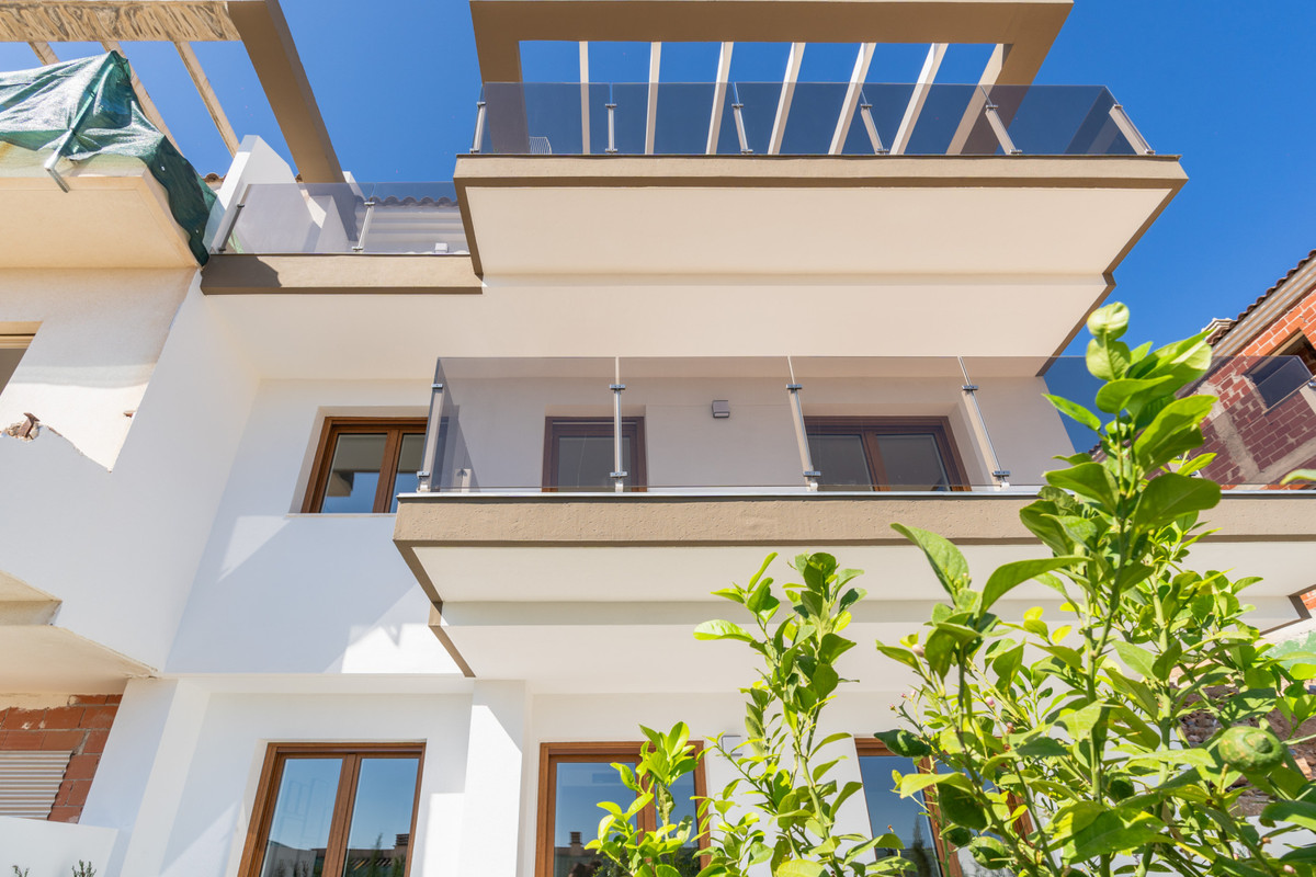 Exclusiva Villa en La Nucia: Vistas Bahía y Lujo, Villa de lujo obra nueva en La Nucia, Alicante. 4 hab, 3 baños. Vistas panorámicas al mar, diseño mediterráneo, sostenible y con todas las comodidades. ¡Oportun