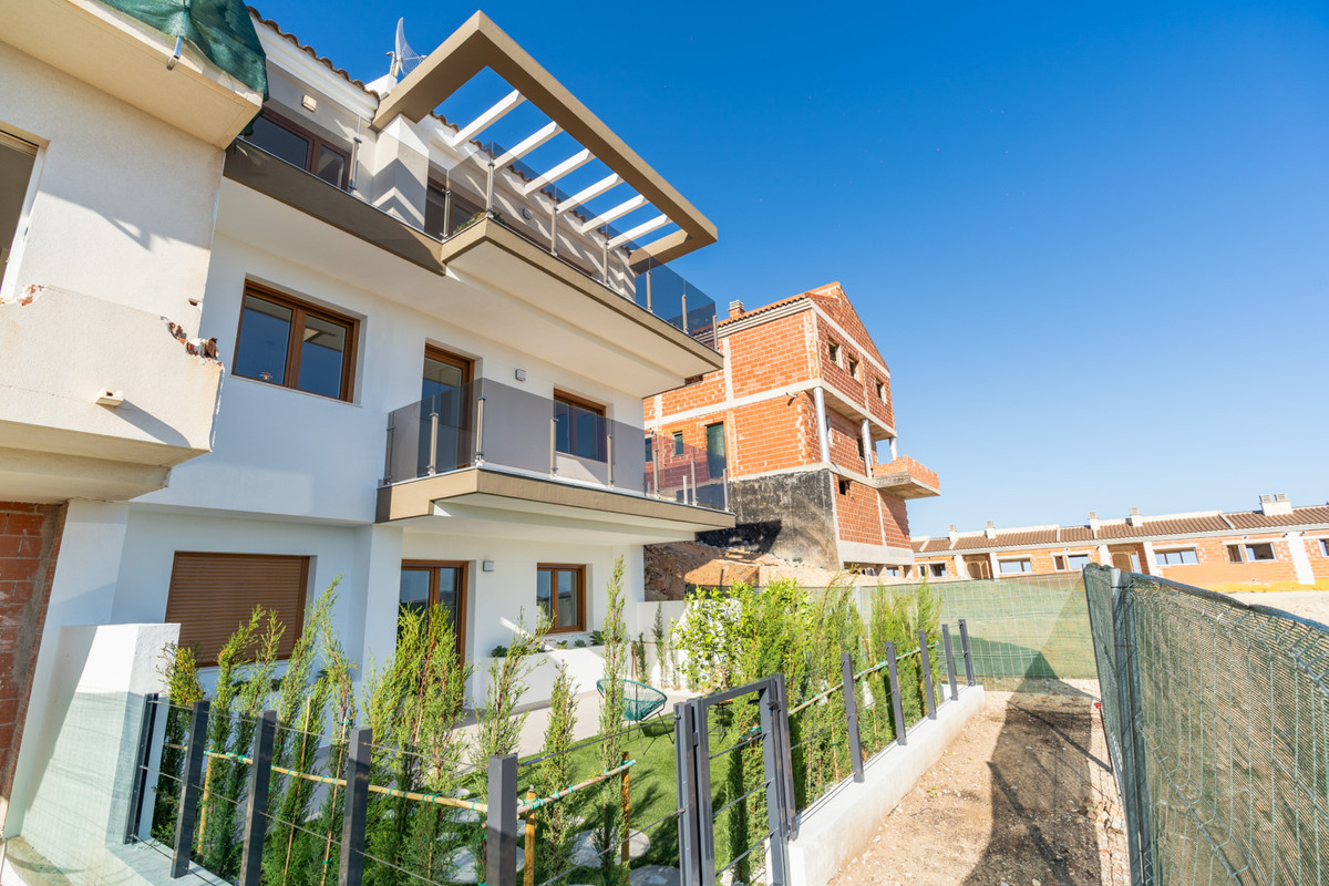 Exclusiva Villa en La Nucia: Vistas Bahía y Lujo, Villa de lujo obra nueva en La Nucia, Alicante. 4 hab, 3 baños. Vistas panorámicas al mar, diseño mediterráneo, sostenible y con todas las comodidades. ¡Oportun