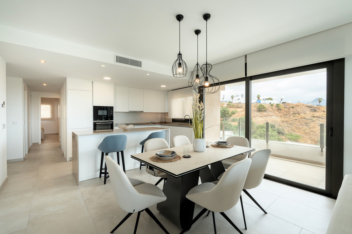 Estepona: Lujo, Vistas al Mar y Vida Exclusiva, Descubre apartamentos de lujo en la New Golden Mile de Estepona. Vistas al mar, comunidad exclusiva con spa, piscinas infinitas y seguridad 24h. ¡Vive el sueño