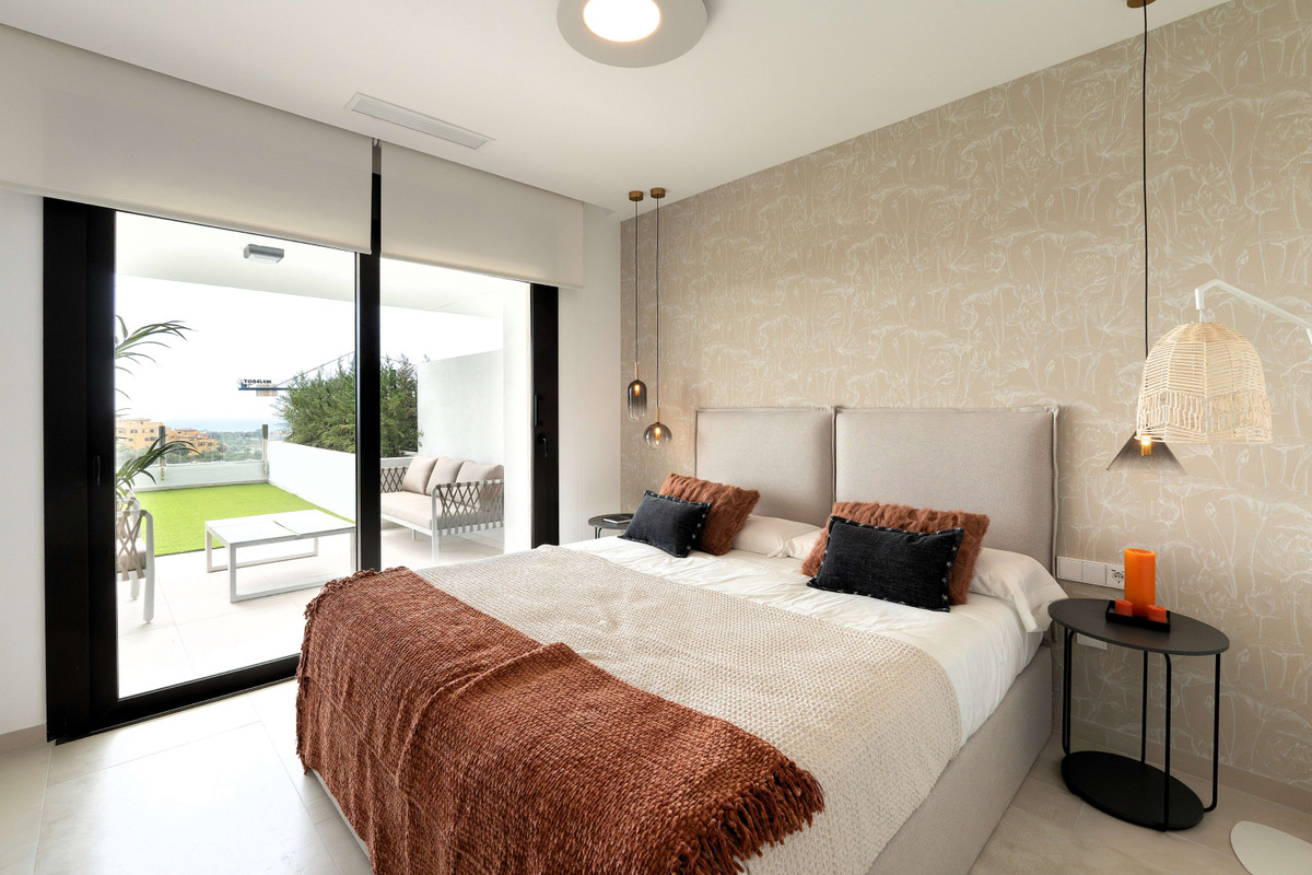 Estepona: Lujo, Vistas al Mar y Vida Exclusiva, Descubre apartamentos de lujo en la New Golden Mile de Estepona. Vistas al mar, comunidad exclusiva con spa, piscinas infinitas y seguridad 24h. ¡Vive el sueño