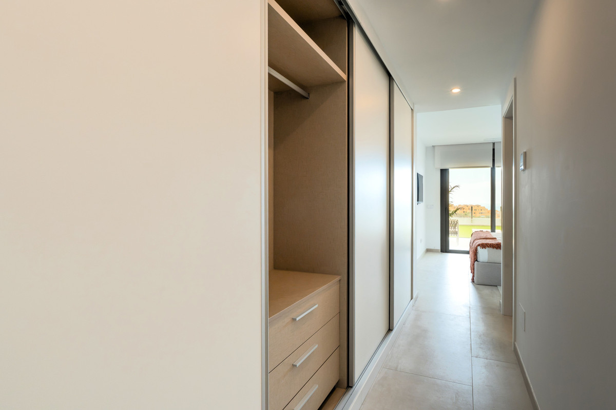 Estepona: Lujo, Vistas al Mar y Vida Exclusiva, Descubre apartamentos de lujo en la New Golden Mile de Estepona. Vistas al mar, comunidad exclusiva con spa, piscinas infinitas y seguridad 24h. ¡Vive el sueño