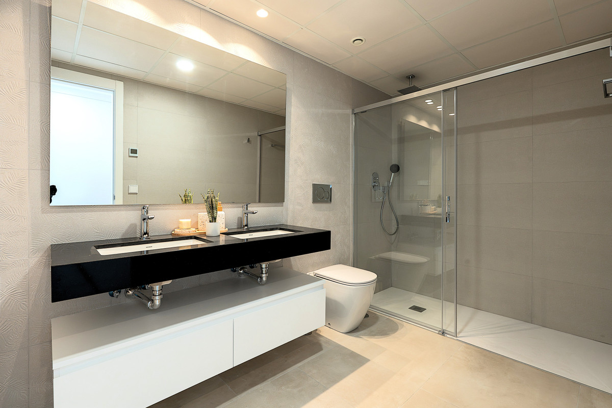 Estepona: Lujo, Vistas al Mar y Vida Exclusiva, Descubre apartamentos de lujo en la New Golden Mile de Estepona. Vistas al mar, comunidad exclusiva con spa, piscinas infinitas y seguridad 24h. ¡Vive el sueño