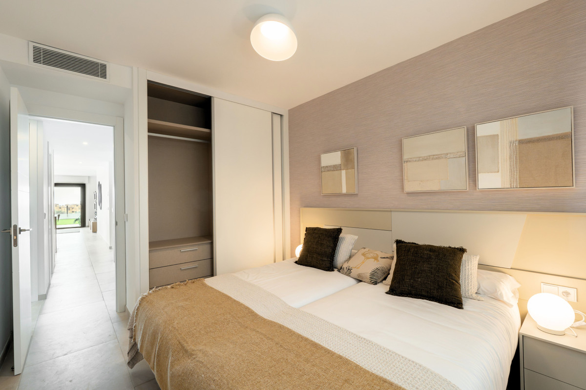 Estepona: Lujo, Vistas al Mar y Vida Exclusiva, Descubre apartamentos de lujo en la New Golden Mile de Estepona. Vistas al mar, comunidad exclusiva con spa, piscinas infinitas y seguridad 24h. ¡Vive el sueño