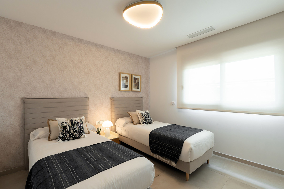 Estepona: Lujo, Vistas al Mar y Vida Exclusiva, Descubre apartamentos de lujo en la New Golden Mile de Estepona. Vistas al mar, comunidad exclusiva con spa, piscinas infinitas y seguridad 24h. ¡Vive el sueño