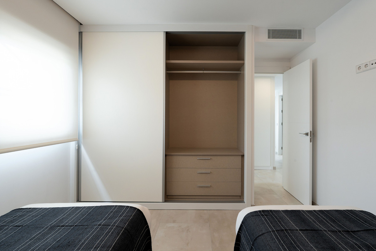 Estepona: Lujo, Vistas al Mar y Vida Exclusiva, Descubre apartamentos de lujo en la New Golden Mile de Estepona. Vistas al mar, comunidad exclusiva con spa, piscinas infinitas y seguridad 24h. ¡Vive el sueño