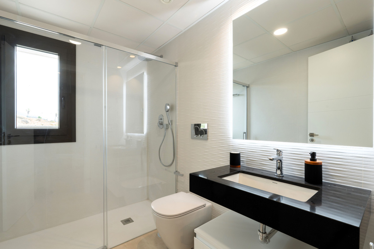 Estepona: Lujo, Vistas al Mar y Vida Exclusiva, Descubre apartamentos de lujo en la New Golden Mile de Estepona. Vistas al mar, comunidad exclusiva con spa, piscinas infinitas y seguridad 24h. ¡Vive el sueño