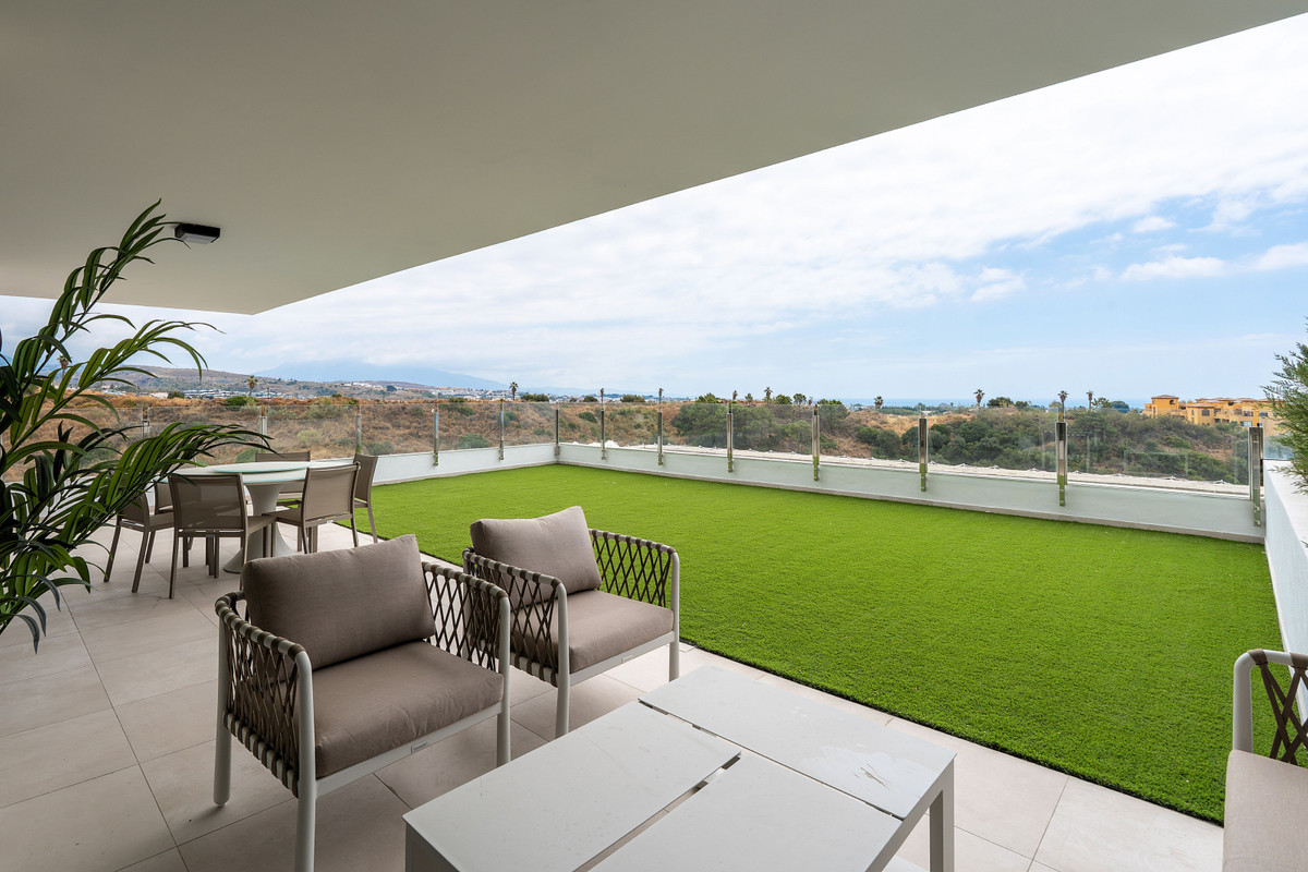 Estepona: Lujo, Vistas al Mar y Vida Exclusiva, Descubre apartamentos de lujo en la New Golden Mile de Estepona. Vistas al mar, comunidad exclusiva con spa, piscinas infinitas y seguridad 24h. ¡Vive el sueño