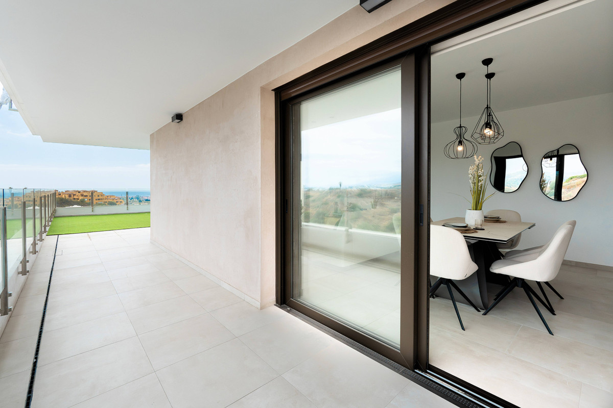 Estepona: Lujo, Vistas al Mar y Vida Exclusiva, Descubre apartamentos de lujo en la New Golden Mile de Estepona. Vistas al mar, comunidad exclusiva con spa, piscinas infinitas y seguridad 24h. ¡Vive el sueño