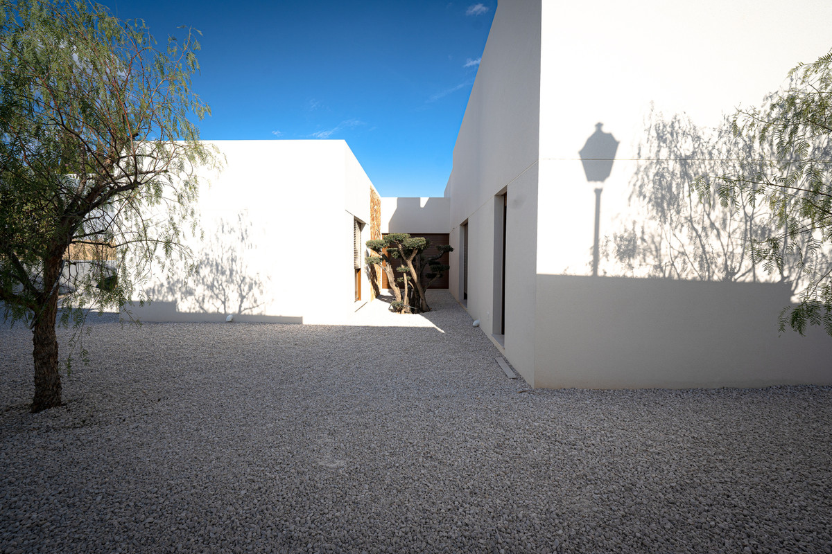 Villa de Lujo en Rojales: Golf, Mar y Exclusividad, Villa de lujo en Rojales, Alicante. Viva el sueño en Costa Blanca Sur: golf, playas y servicios a su alcance. Diseño vanguardista, 4 dorm., piscina privada. ¡Su