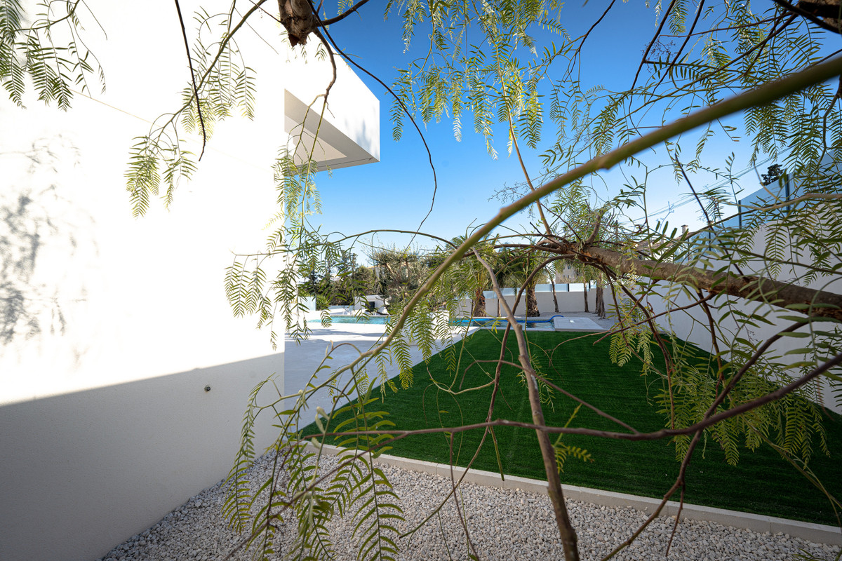 Villa de Lujo en Rojales: Golf, Mar y Exclusividad, Villa de lujo en Rojales, Alicante. Viva el sueño en Costa Blanca Sur: golf, playas y servicios a su alcance. Diseño vanguardista, 4 dorm., piscina privada. ¡Su