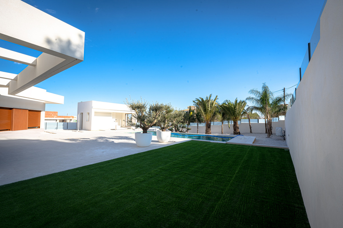 Villa de Lujo en Rojales: Golf, Mar y Exclusividad, Villa de lujo en Rojales, Alicante. Viva el sueño en Costa Blanca Sur: golf, playas y servicios a su alcance. Diseño vanguardista, 4 dorm., piscina privada. ¡Su