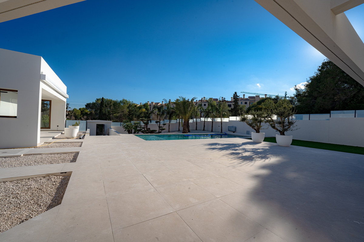 Villa de Lujo en Rojales: Golf, Mar y Exclusividad, Villa de lujo en Rojales, Alicante. Viva el sueño en Costa Blanca Sur: golf, playas y servicios a su alcance. Diseño vanguardista, 4 dorm., piscina privada. ¡Su