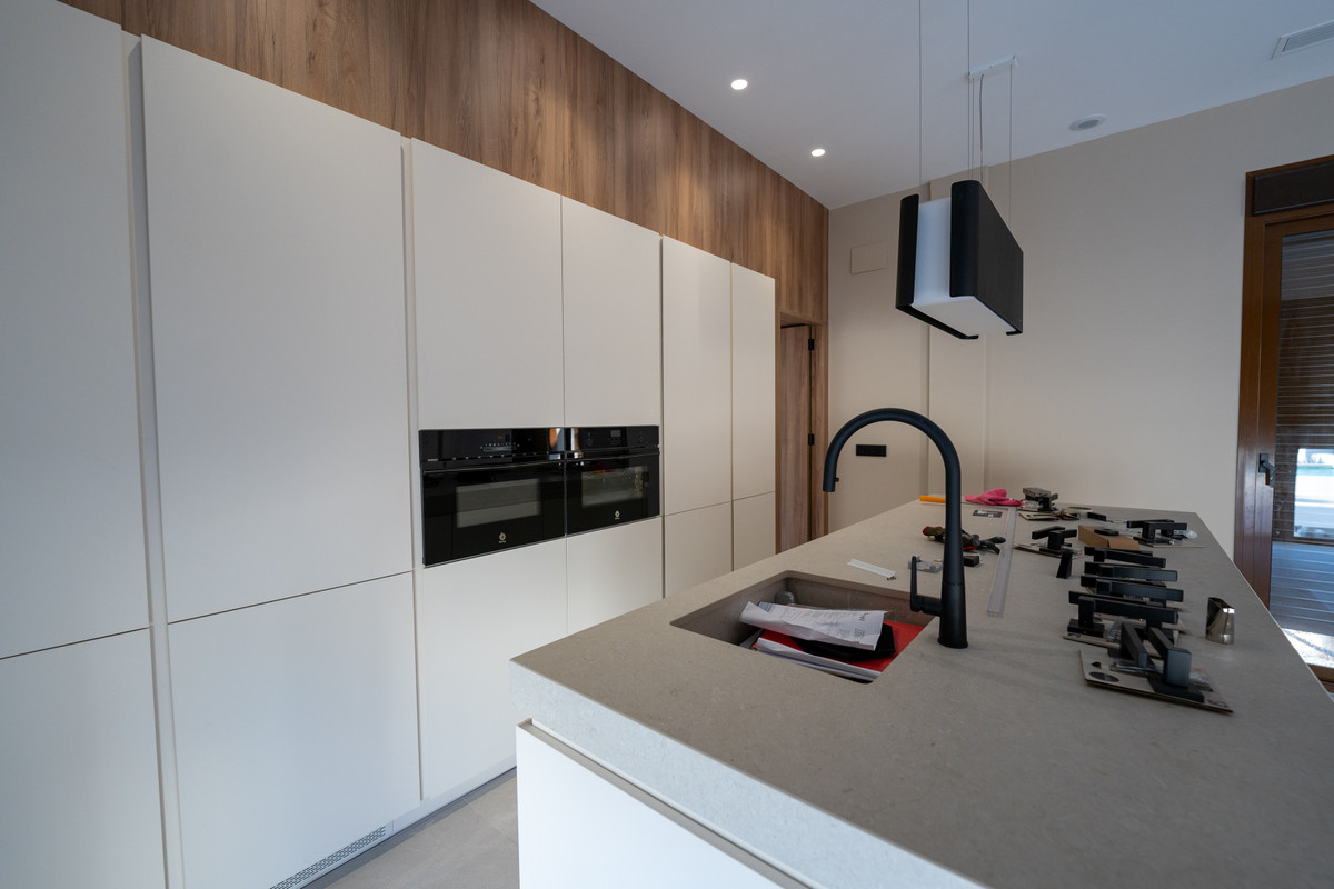 Villa de Lujo en Rojales: Golf, Mar y Exclusividad, Villa de lujo en Rojales, Alicante. Viva el sueño en Costa Blanca Sur: golf, playas y servicios a su alcance. Diseño vanguardista, 4 dorm., piscina privada. ¡Su