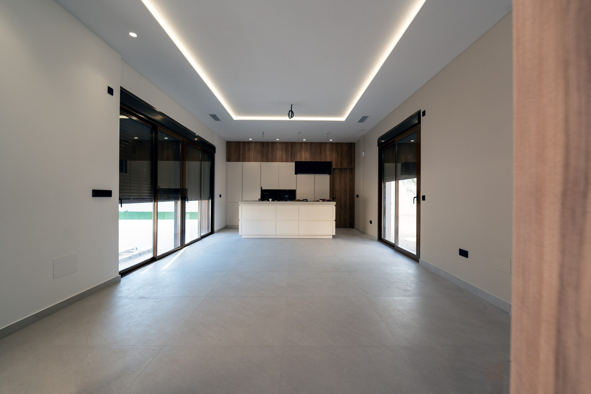 Villa de Lujo en Rojales: Golf, Mar y Exclusividad, Villa de lujo en Rojales, Alicante. Viva el sueño en Costa Blanca Sur: golf, playas y servicios a su alcance. Diseño vanguardista, 4 dorm., piscina privada. ¡Su