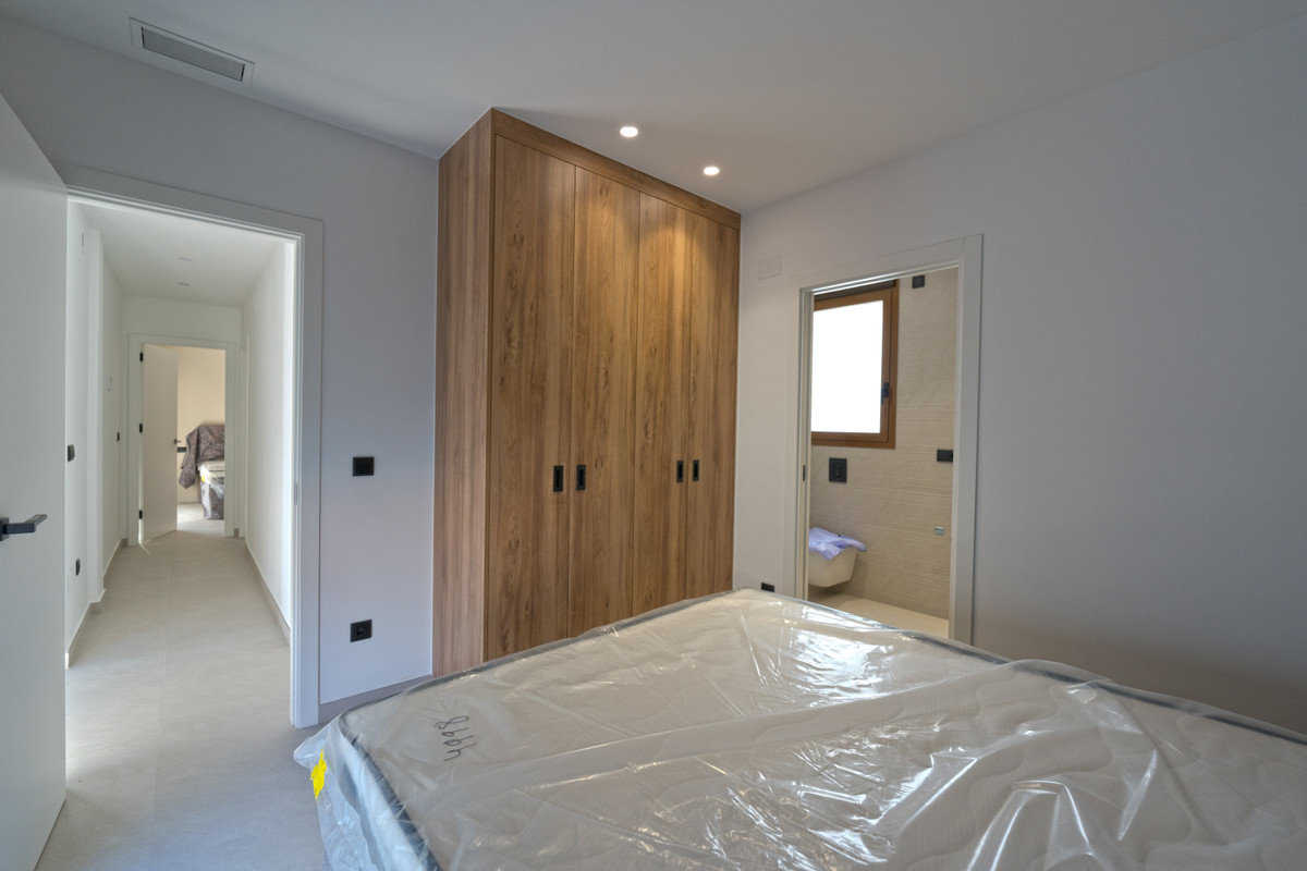 Villa de Lujo en Rojales: Golf, Mar y Exclusividad, Villa de lujo en Rojales, Alicante. Viva el sueño en Costa Blanca Sur: golf, playas y servicios a su alcance. Diseño vanguardista, 4 dorm., piscina privada. ¡Su