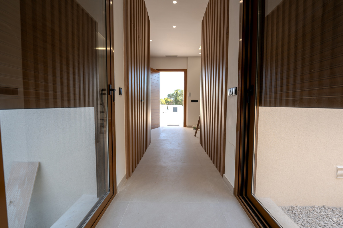 Villa de Lujo en Rojales: Golf, Mar y Exclusividad, Villa de lujo en Rojales, Alicante. Viva el sueño en Costa Blanca Sur: golf, playas y servicios a su alcance. Diseño vanguardista, 4 dorm., piscina privada. ¡Su