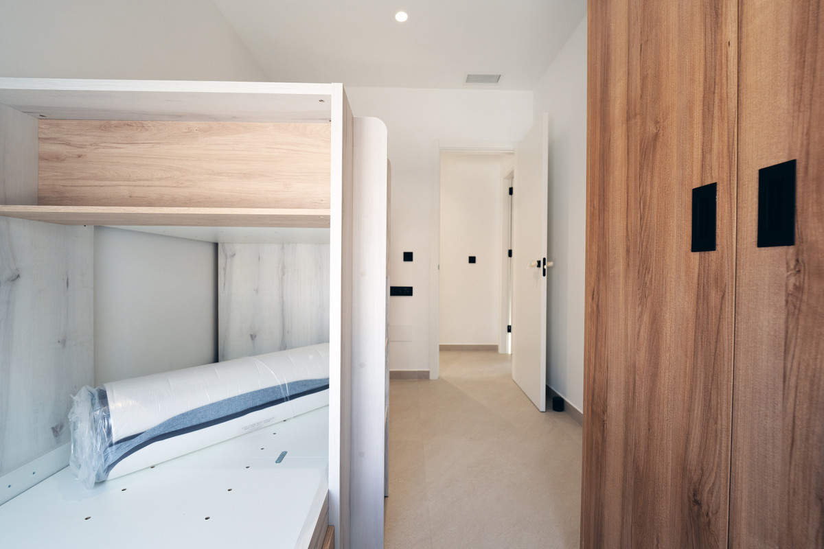 Villa de Lujo en Rojales: Golf, Mar y Exclusividad, Villa de lujo en Rojales, Alicante. Viva el sueño en Costa Blanca Sur: golf, playas y servicios a su alcance. Diseño vanguardista, 4 dorm., piscina privada. ¡Su