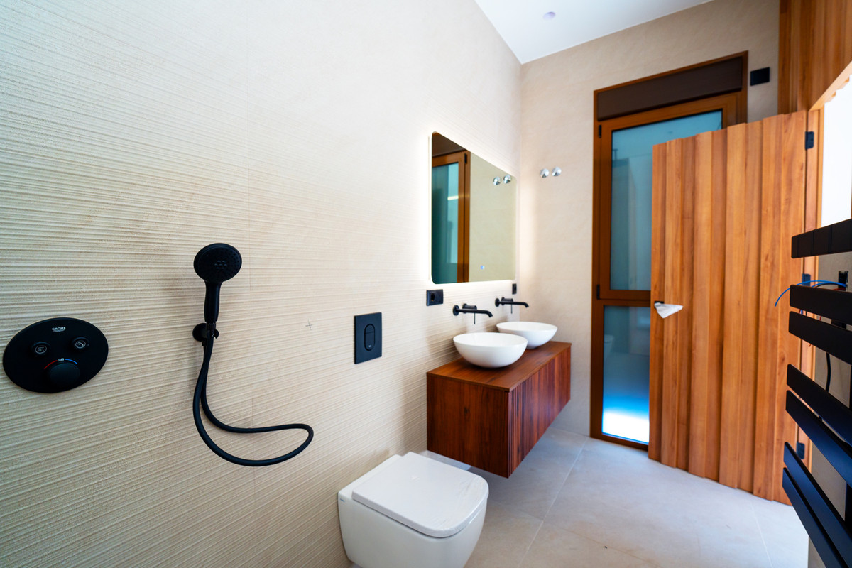 Villa de Lujo en Rojales: Golf, Mar y Exclusividad, Villa de lujo en Rojales, Alicante. Viva el sueño en Costa Blanca Sur: golf, playas y servicios a su alcance. Diseño vanguardista, 4 dorm., piscina privada. ¡Su