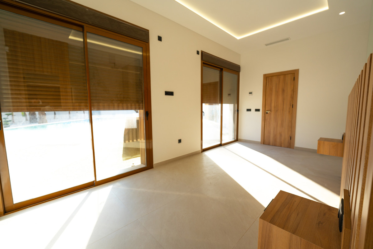 Villa de Lujo en Rojales: Golf, Mar y Exclusividad, Villa de lujo en Rojales, Alicante. Viva el sueño en Costa Blanca Sur: golf, playas y servicios a su alcance. Diseño vanguardista, 4 dorm., piscina privada. ¡Su