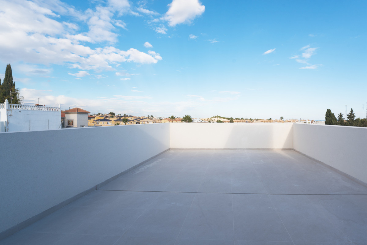 Villa de Lujo en Rojales: Golf, Mar y Exclusividad, Villa de lujo en Rojales, Alicante. Viva el sueño en Costa Blanca Sur: golf, playas y servicios a su alcance. Diseño vanguardista, 4 dorm., piscina privada. ¡Su
