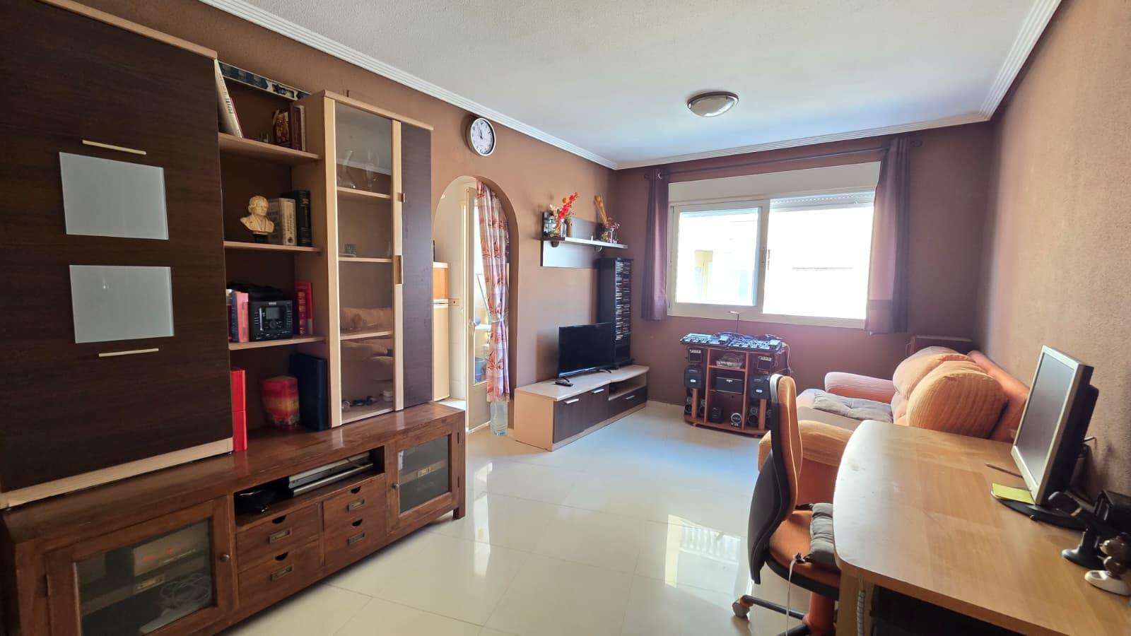 Apartamento en Torrevieja: Sol, Playa y Vistas al Mar, Apartamento de 1 dorm. en Torrevieja, a 500m de la playa. Vistas laterales al mar, amueblado y listo. Ideal inversión o vacaciones. ¡119.000€!