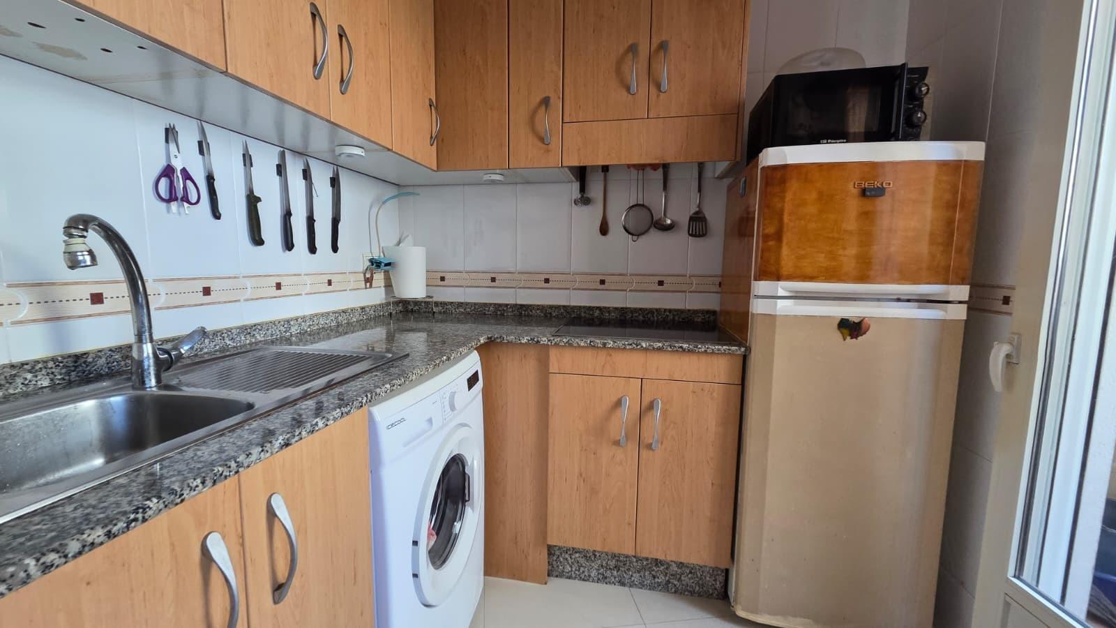 Apartamento en Torrevieja: Sol, Playa y Vistas al Mar, Apartamento de 1 dorm. en Torrevieja, a 500m de la playa. Vistas laterales al mar, amueblado y listo. Ideal inversión o vacaciones. ¡119.000€!
