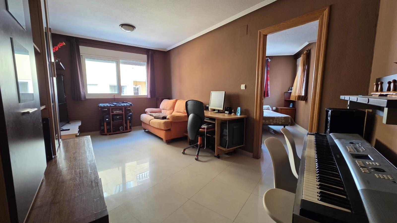 Apartamento en Torrevieja: Sol, Playa y Vistas al Mar, Apartamento de 1 dorm. en Torrevieja, a 500m de la playa. Vistas laterales al mar, amueblado y listo. Ideal inversión o vacaciones. ¡119.000€!