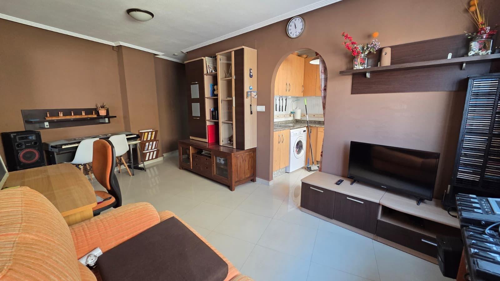 Apartamento en Torrevieja: Sol, Playa y Vistas al Mar, Apartamento de 1 dorm. en Torrevieja, a 500m de la playa. Vistas laterales al mar, amueblado y listo. Ideal inversión o vacaciones. ¡119.000€!