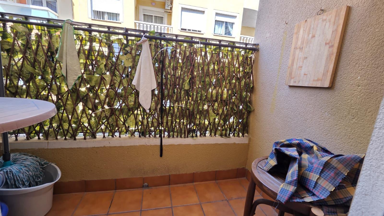 Apartamento en Torrevieja: Sol, Playa y Vistas al Mar, Apartamento de 1 dorm. en Torrevieja, a 500m de la playa. Vistas laterales al mar, amueblado y listo. Ideal inversión o vacaciones. ¡119.000€!