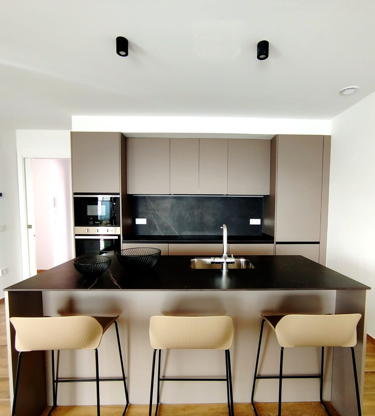 Exclusiva Villa en Polop: Lujo, Vistas y Sol, Descubre villas de lujo en Polop, Alicante. Tu oasis mediterráneo en la Costa Blanca con vistas panorámicas a Altea y sierra. Viviendas de 2-3 hab, piscina priv