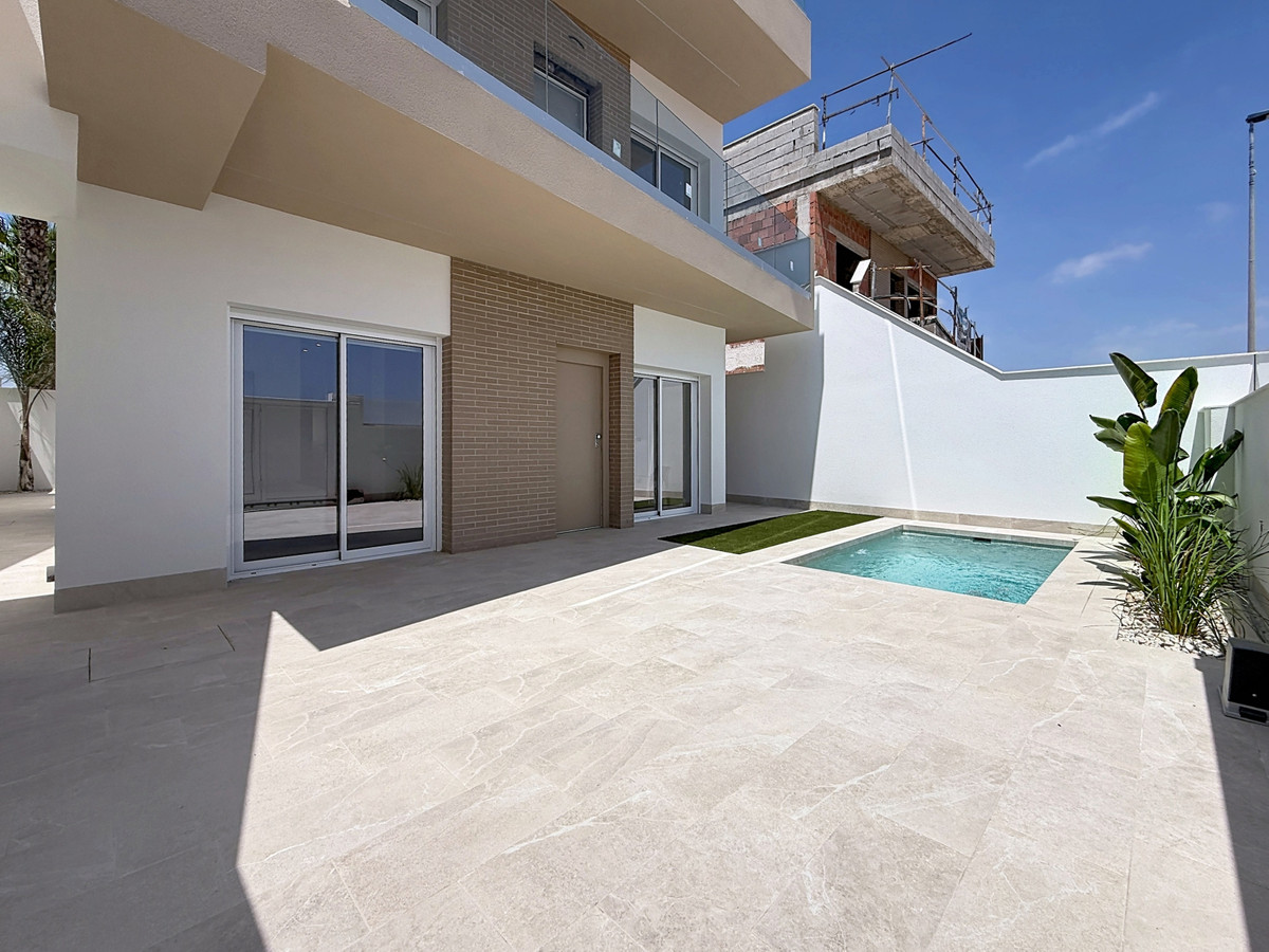 San Javier: Lujo Moderno y Piscina Privada, Apartamentos de lujo obra nueva en San Javier, Murcia. 2 dorm, 2 baños. Piscina privada o solárium. Calidades premium, cerca de playas y golf. ¡Tu inversión ide