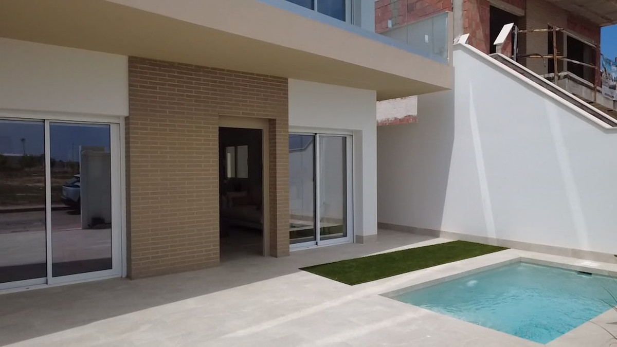 San Javier: Lujo Moderno y Piscina Privada, Apartamentos de lujo obra nueva en San Javier, Murcia. 2 dorm, 2 baños. Piscina privada o solárium. Calidades premium, cerca de playas y golf. ¡Tu inversión ide