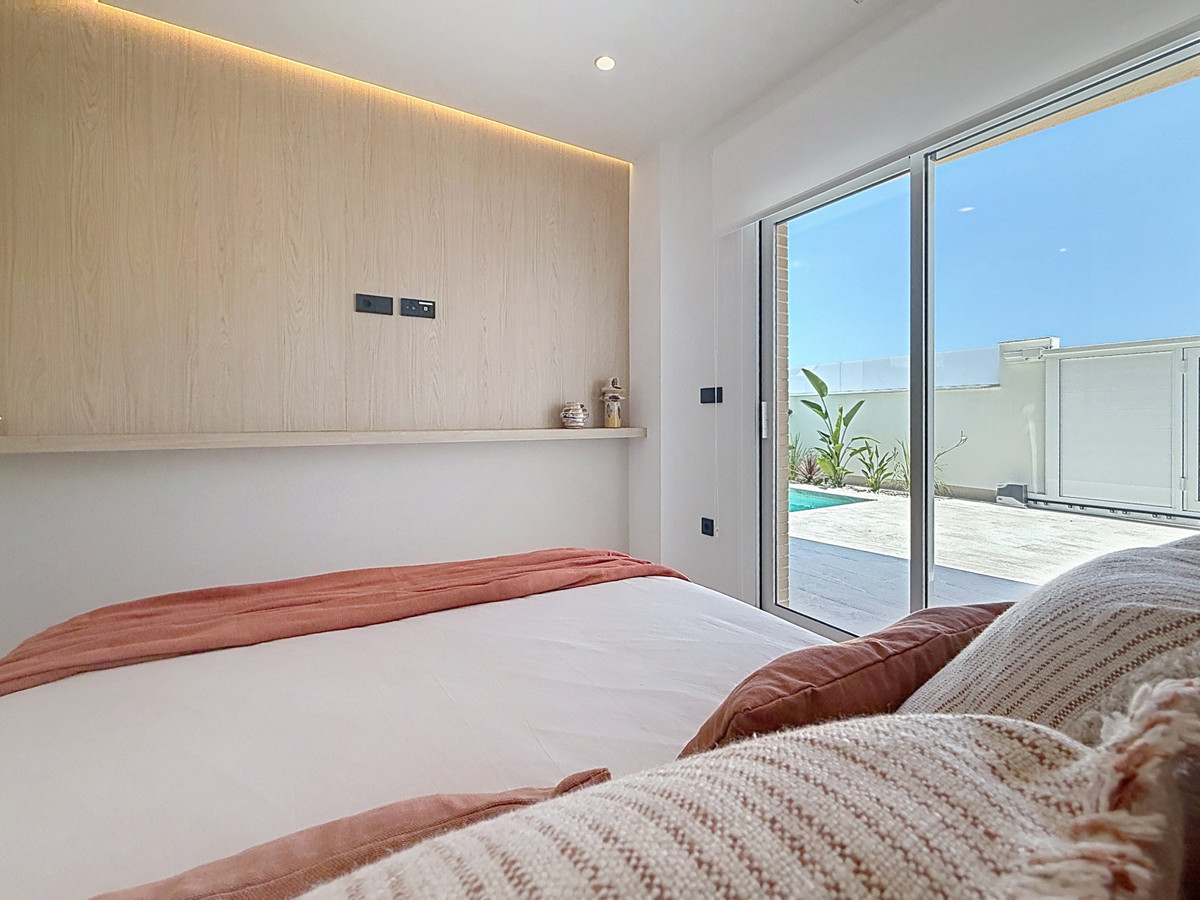 San Javier: Lujo Moderno y Piscina Privada, Apartamentos de lujo obra nueva en San Javier, Murcia. 2 dorm, 2 baños. Piscina privada o solárium. Calidades premium, cerca de playas y golf. ¡Tu inversión ide