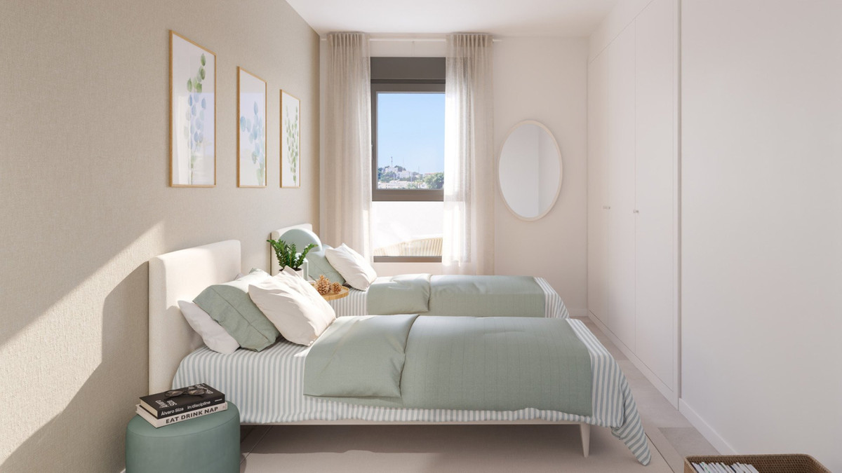 Mijas Costa: Lujo, Golf y Vistas Panorámicas, Apartamento de lujo en Calanova Golf, Mijas Costa. 2 hab, 2 baños, primera línea de golf con vistas. Piscina, gimnasio. ¡Vive la Costa del Sol! Desde 352.000€.