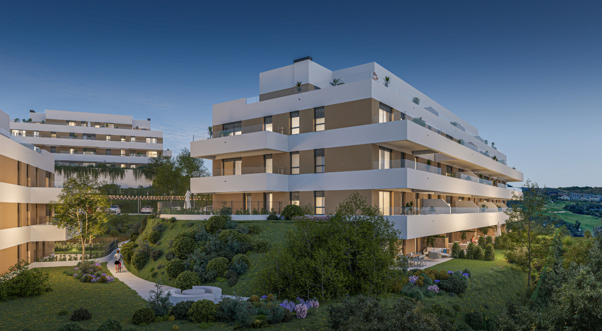 Mijas Costa: Lujo, Golf y Vistas Panorámicas, Apartamento de lujo en Calanova Golf, Mijas Costa. 2 hab, 2 baños, primera línea de golf con vistas. Piscina, gimnasio. ¡Vive la Costa del Sol! Desde 352.000€.