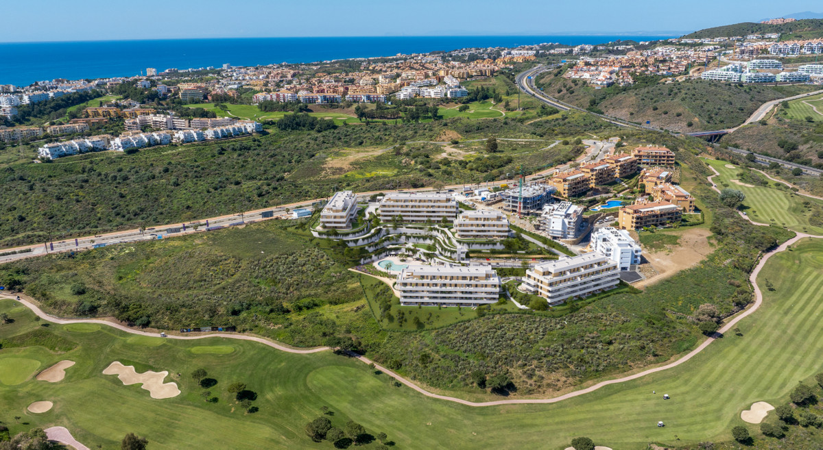 Mijas Costa: Lujo, Golf y Vistas Panorámicas, Apartamento de lujo en Calanova Golf, Mijas Costa. 2 hab, 2 baños, primera línea de golf con vistas. Piscina, gimnasio. ¡Vive la Costa del Sol! Desde 352.000€.