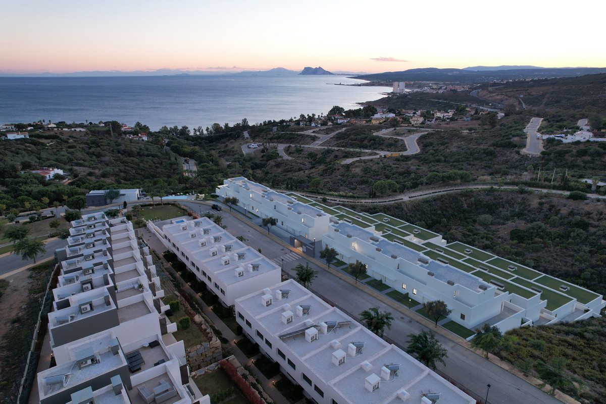 Manilva: Adosados con Vistas al Mar y Lujo Exclusivo, Descubre adosados de lujo en Manilva, Málaga, Costa del Sol. Vistas al mar, 2-4 dorm., piscina, spa y gimnasio. Desde 420.000€. Vive el sueño mediterráneo.