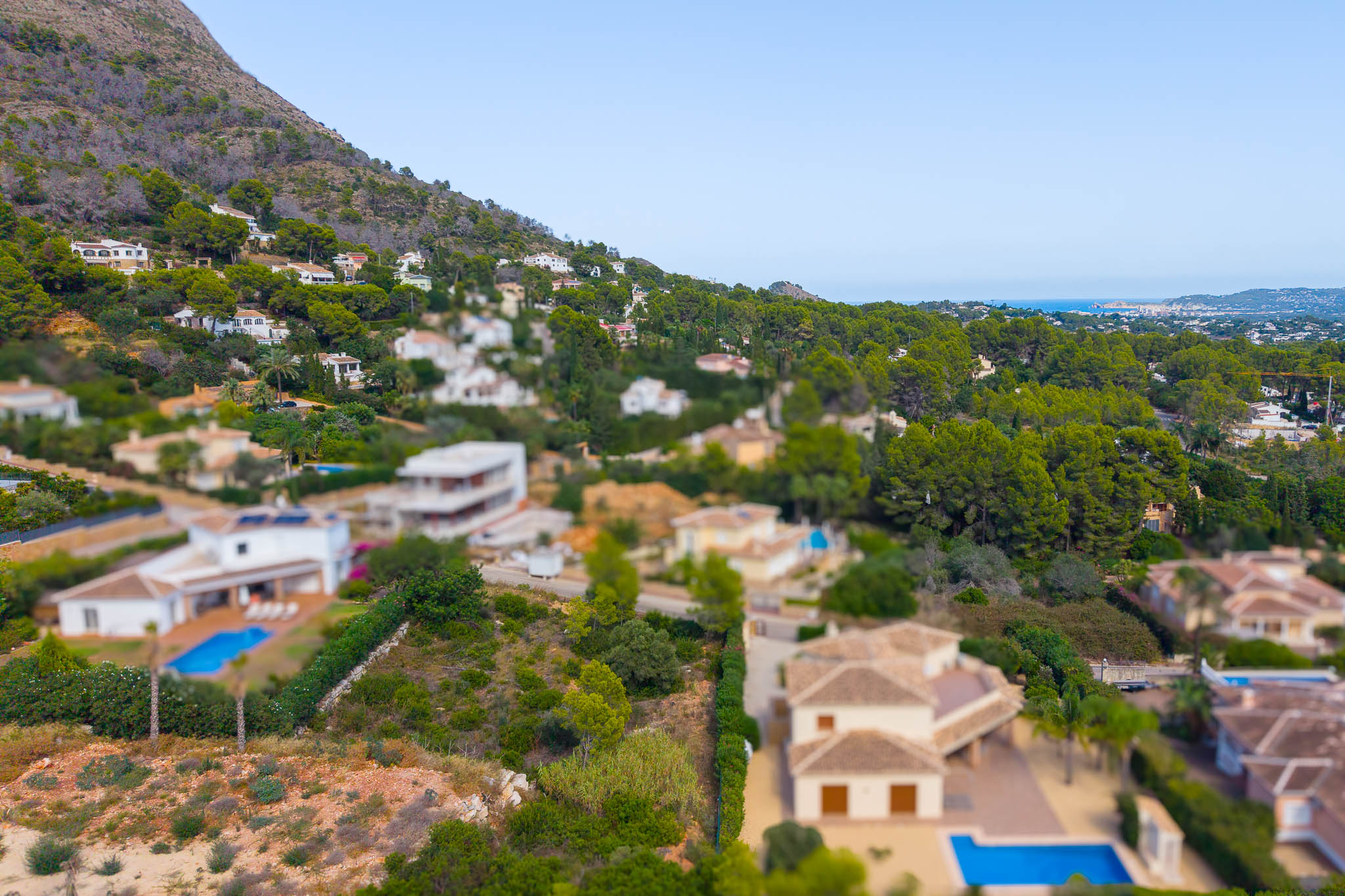 Solar Exclusivo en Jávea: Construye Tu Sueño Mediterráneo, Construye la casa de tus sueños en Jávea, Alicante. Solar exclusivo de 505.000€ en la prestigiosa Costa Blanca. Diseña tu hogar ideal cerca de playas y el vibra