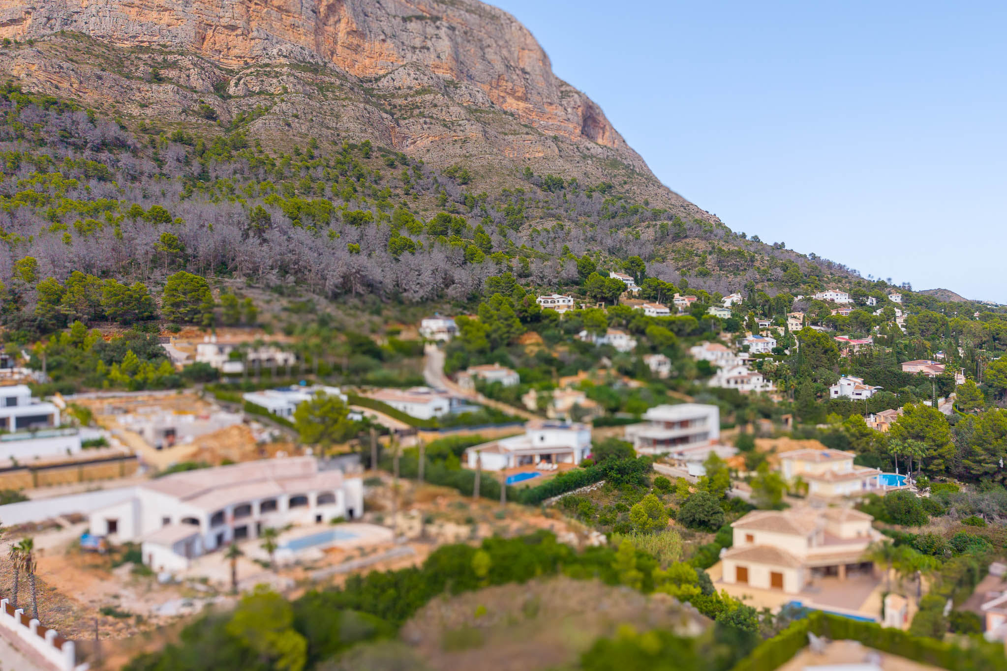 Solar Exclusivo en Jávea: Construye Tu Sueño Mediterráneo, Construye la casa de tus sueños en Jávea, Alicante. Solar exclusivo de 505.000€ en la prestigiosa Costa Blanca. Diseña tu hogar ideal cerca de playas y el vibra