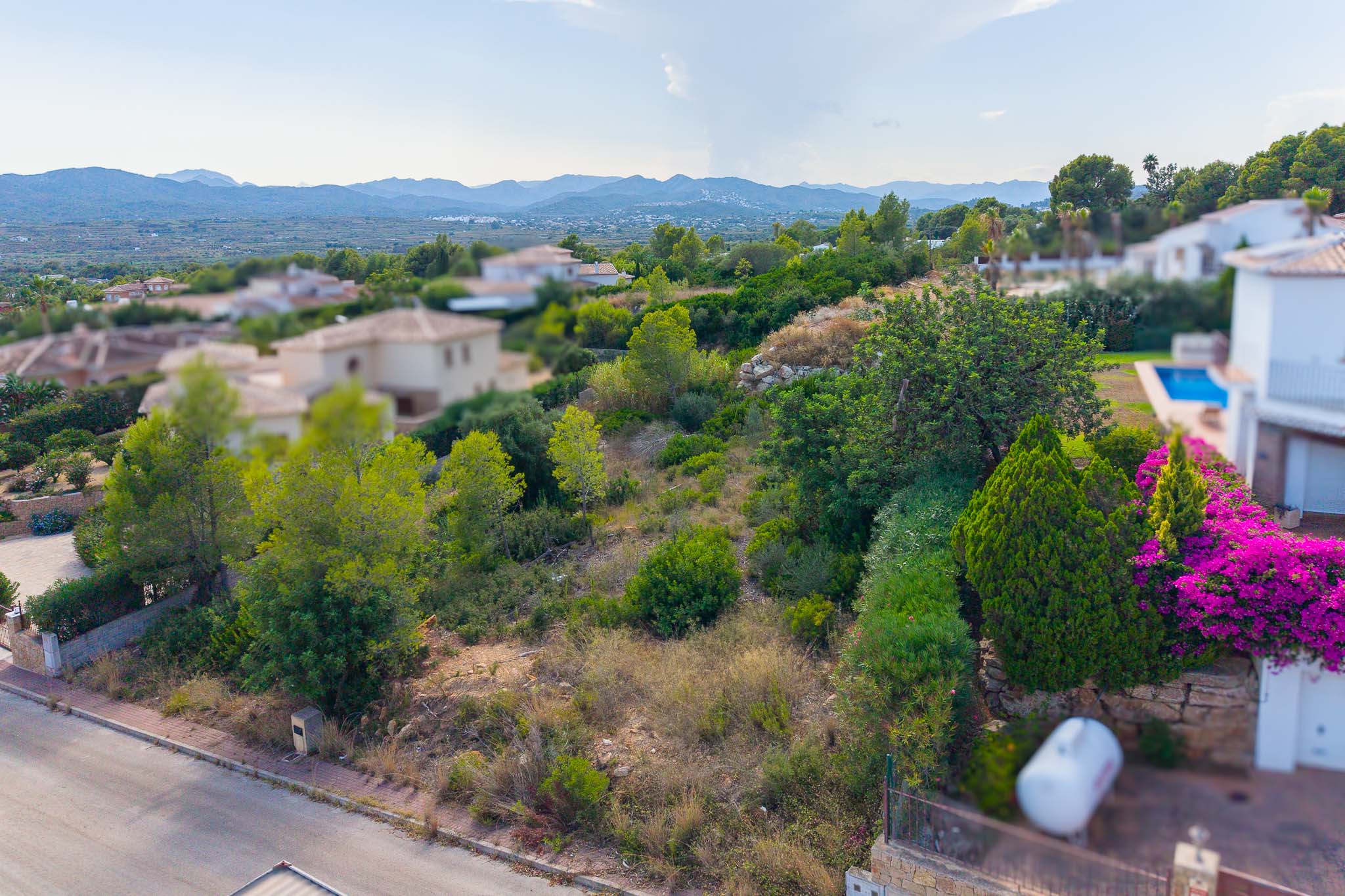 Solar Exclusivo en Jávea: Construye Tu Sueño Mediterráneo, Construye la casa de tus sueños en Jávea, Alicante. Solar exclusivo de 505.000€ en la prestigiosa Costa Blanca. Diseña tu hogar ideal cerca de playas y el vibra