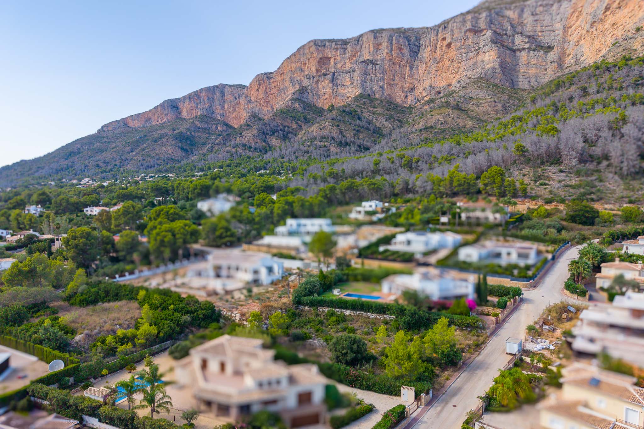 Solar Exclusivo en Jávea: Construye Tu Sueño Mediterráneo, Construye la casa de tus sueños en Jávea, Alicante. Solar exclusivo de 505.000€ en la prestigiosa Costa Blanca. Diseña tu hogar ideal cerca de playas y el vibra