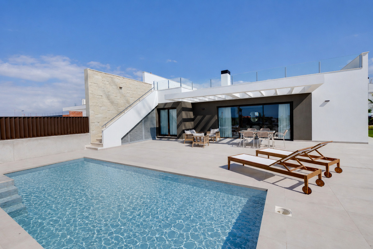 Tu Villa Soñada en Muchamiel: Lujo, Piscina y Solárium, Descubra su villa ideal en Muchamiel, Alicante. 3 dorm, 3 baños, piscina privada y solárium en la Costa Blanca. Disfrute del estilo de vida mediterráneo cerca d